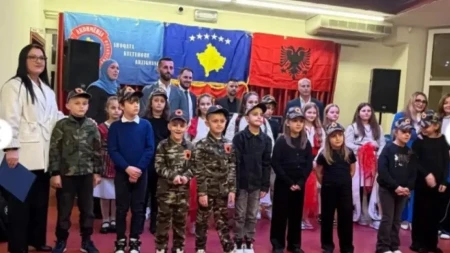 ALBANSKA DECA PARADIRAJU U UNIFORMAMA OVK Snimljena jeziva scena! 