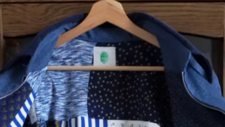 LJUDI NA INTERNETU RONE SUZE: I vi ćete se rasplakati kad vidite šta je ovaj muškarac uradio sa odećom svoje pokojne majke