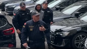 SNIMLJEN KRVNIK IZ PODGORICE Policija ga vezanog uvodi u tužilaštvo - ubio tri muškarca (FOTO)