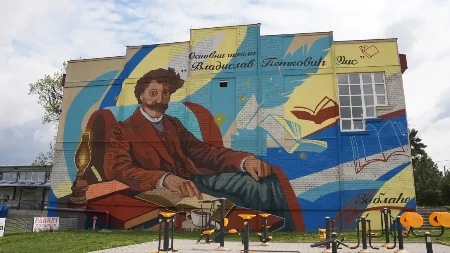 Dis se smeši sa skoro 400 kvadrata: Prelepa slika iz sela Zablaće kod Čačka - oslikan mural čuvenog pesnika na zidu škole