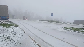 Sve obelelo kao da je januar, putari izašli na teren: Sneg pao u ivanjičkim selima, meštani u strahu zbog malina