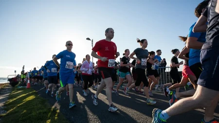 NEVEROVATAN PRIZOR SA MARATONA Trkač počeo da posrće blizu cilja- ono što je usledilo ODUŠEVILO je ceo svet (VIDEO)