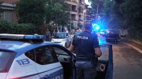 MAJKA (46) BACILA TROJE DECE SA BALKONA PA SKOČILA U SMRT Prve scene sa mesta jezivog zločina u Italiji