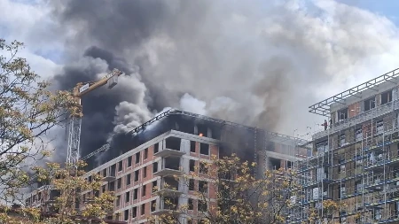 PRVE SLIKE STRAVIČNOG POŽARA NA ČUKARIČKOJ PADINI Zapalila se zgrada u izgradnji (FOTO)