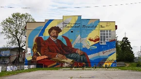 DIS SE SMEŠI SA SKORO 400 KVADRATA Oslikan mural čuvenog pesnika na zidu škole u Zablaću