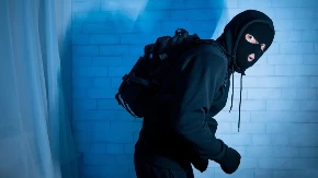 DEČAK OTERAO NAORUŽANE LOPOVE! Upali u kuću u nameri da opljačkaju, usledio šok