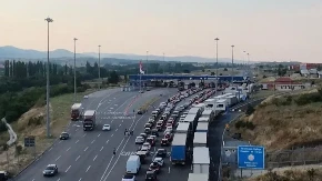 VOZAČI ZAGLAVLJENI NA GRANICI PO 5 SATI: Opšti haos na izlazu iz Srbije 