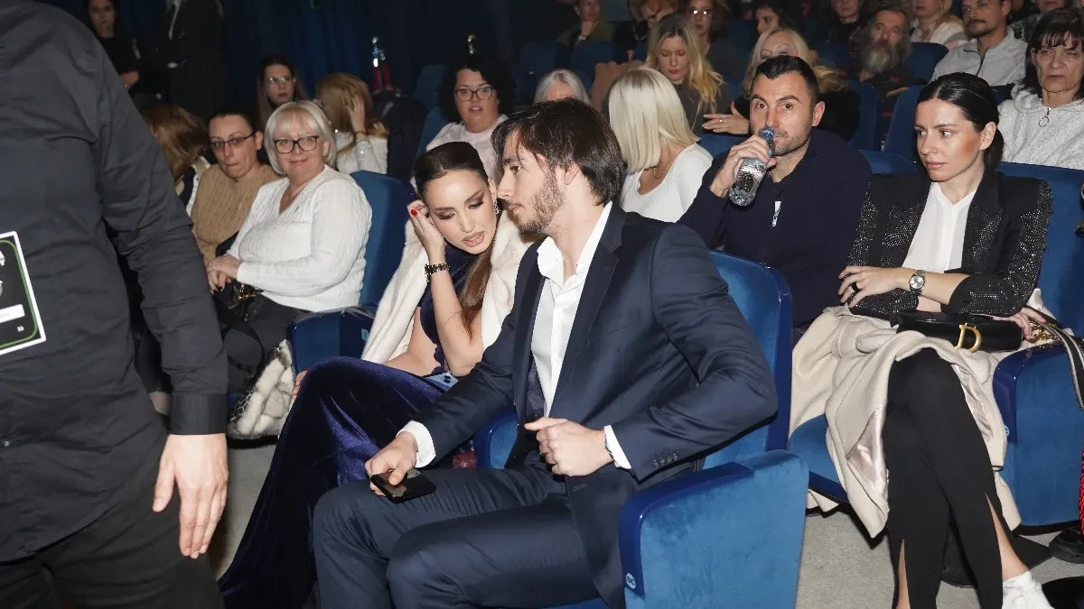 OVO JE DEVOJKA KANA DŽINOVIĆA Majka mu okrenula leđa, a on sreću pronašao pored nje! 