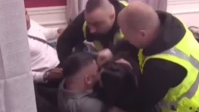 ASMIN DAVI MAJU Uhvatio je za gušu, obezbeđenje ih jedva razdvojilo! (VIDEO)