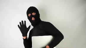 LJUBAZNI LOPOV KOJI SE IZVINJAVA ŠOKIRAO PRODAVAČICU Krenuo je u pljačku - evo kako se sve završilo