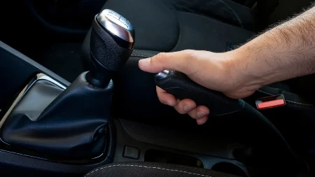 DA LI UVEK TREBA POVUĆI RUČNU PRI PARKIRANJU? Većina vozača ovu grešku pravi godinama