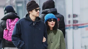 Ščepala zgodnog pevača i ne pušta! Kažu da joj je već stavio verenički prsten na ruku!