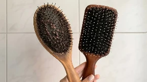 BAKTERIJE SE MNOŽE Teško vama ako se češljate sa ovakvom četkom, vreme je za 1 potez