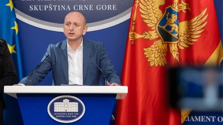 ISTORIJSKI POTEZ NA STOLU Knežević: Spajić može ući u istoriju povlačenjem priznanja tzv. Kosova