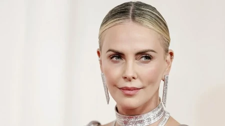 Samo da je gledamo i divimo joj se: Šarliz Teron (50) bez majce na premijeri filma, održala modnu lekciju