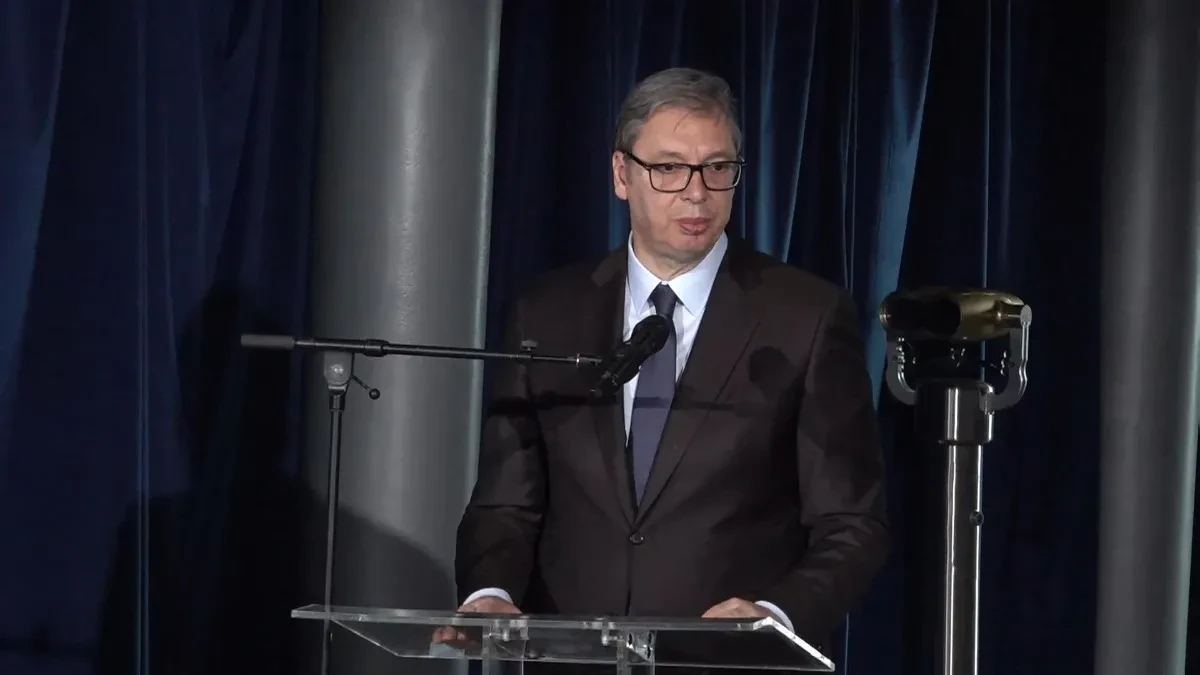 OD ZMIJARNIKA, MOČVARNOG PODRUČJA, NAPRAVILI SMO NAJLEPŠI DEO JUGOISTOČNE EVROPE Vučić govori na otvaranju vidikovca na Kuli Beograd 