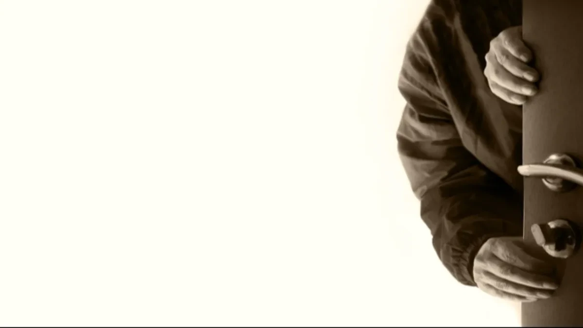 MISTERIOZNI PROVALNIK DANIMA MU POMERAO OTIRAČ ISPRED VRATA Kada je shvatio o kome se radi doživeo je pravi ŠOK