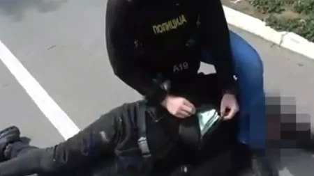 POGLEDAJTE KAKO JE UHAPŠEN LAŽNI HIRURG Policajci ga bacaju na zemlju, otvoren novčanik pun novca! (VIDEO)
