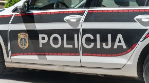 KAKVA BLAMAŽA NASILNIKA Krenuo da razbija vozilo pa uradio nešto zbog čega bruje društvene mreže (VIDEO)