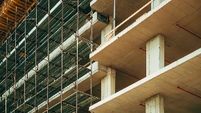 RADNIK POGINUO NA GRADILIŠTU Nesrećni čovek (68) pao sa objekta u izgradnji, nije mu bilo spasa