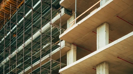 RADNIK POGINUO NA GRADILIŠTU Nesrećni čovek (68) pao sa objekta u izgradnji, nije mu bilo spasa