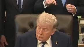 TRAMPA SUSTIGLA BAJDENOVA "BOLEST" Malo je falilo da padne (VIDEO)