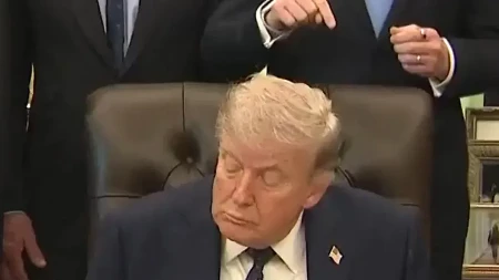 TRAMPA SUSTIGLA BAJDENOVA "BOLEST" Malo je falilo da padne (VIDEO)