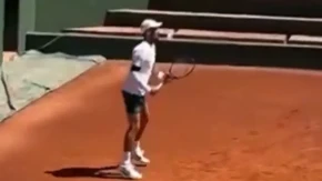 ĐOKOVIĆ SAV U ZAVOJIMA Navijače mole Novaka da ne uradi jednu stvar (VIDEO)