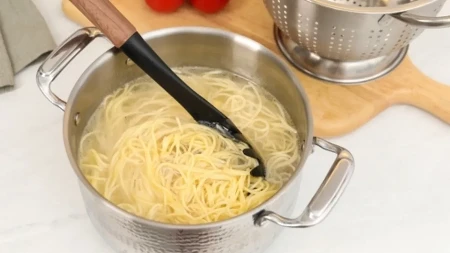 Ne bacajte vodu u kojoj ste kuvali testeninu! Rešava veliki problem u domaćinstvu