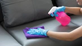 BACATE PARE NA SKUPE PREPARATE? Ovo je NAJBOLJI trik za čišćenje kauča!