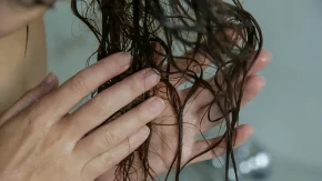 Evo šta se dešava kad peglate mokru kosu: Odgovor frizera će vas zateći