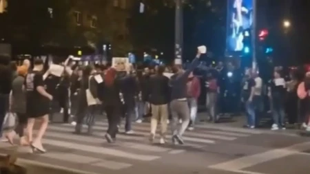 NE MOŽE BESMISLENIJE Blokaderi zgubidani u Zemunu opet maltretiraju PEŠAČKI PRELAZ