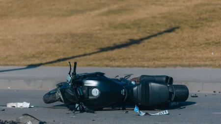  MOTOCIKLISTA UDARIO U KOMBI  Lekari su se satima borili za njegov život