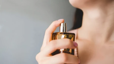 Parfem će trajati ceo dan: Nije samo do brenda, već i do rutine nanošenja, ovo morate znati