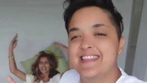 JOVANA U TOPLESU, GOLIŠAVA MARIJA PORED NJE Procurile intimne fotke pevačica, prizor koji je šokirao sve! 