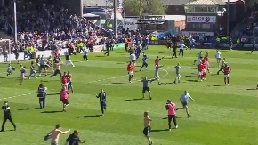 LUĐE OD OVOGA NE MOŽE Dali gol u 95. minutu, navijači uleteli na teren, a onda je usledio nestvaran šok (VIDEO)