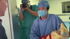 DOKTORKA U PENZIJI (67) RODILA BEBU Tvrdi da je zatrudnela prirodno, svet u neverici