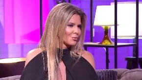 "KAO ZALJUBLJENA TINEJDŽERKA" Melina uživa sa moćnim biznismenom, a evo na šta je bila primorana!