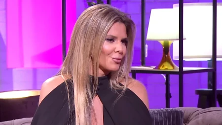 "KAO ZALJUBLJENA TINEJDŽERKA" Melina uživa sa moćnim biznismenom, a evo na šta je bila primorana!