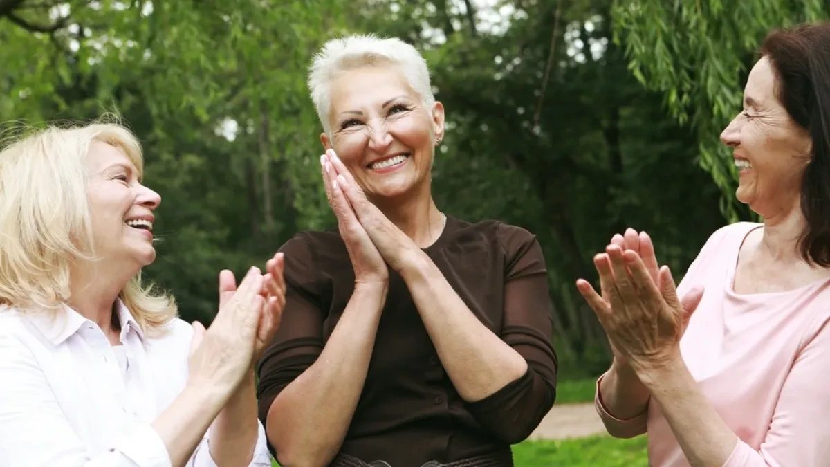 POSLE 5 DECENIJA PRIJATELJICE SE SLIKALE NA ISTOM MESTU, U ISTOJ ODEĆI Ljudi su ZAPANJENI - svi primećuju samo jedno