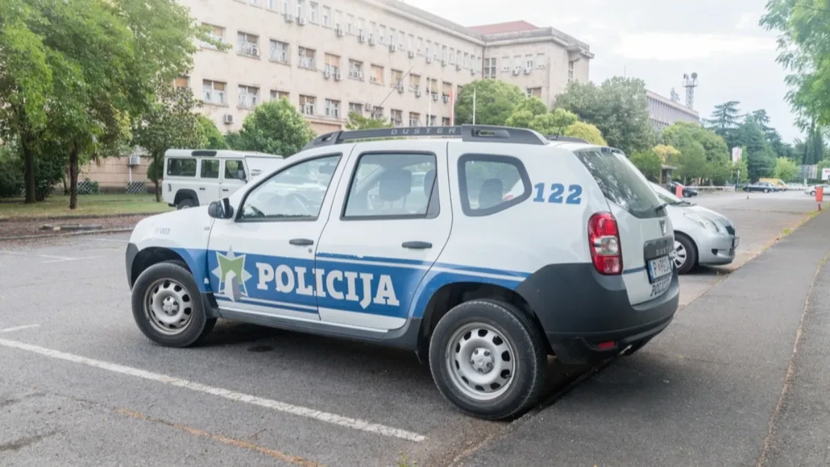 DEVOJKA MUČILA DEČKA SA PRIJATELJEM Odvezli ga van grada, pa ga tukli i ponižavali