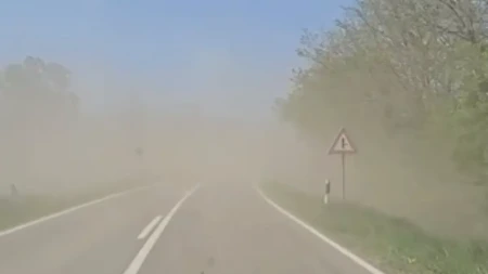 OPASNA OLUJČINA U VOJVODINI Alarmantno, prst pred okom se ne vidi (VIDEO)