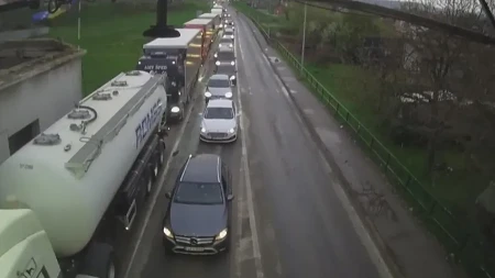 HAOS NA GRANICI SA SRBIJOM Ovi vozači čekaju i po 4 sata 