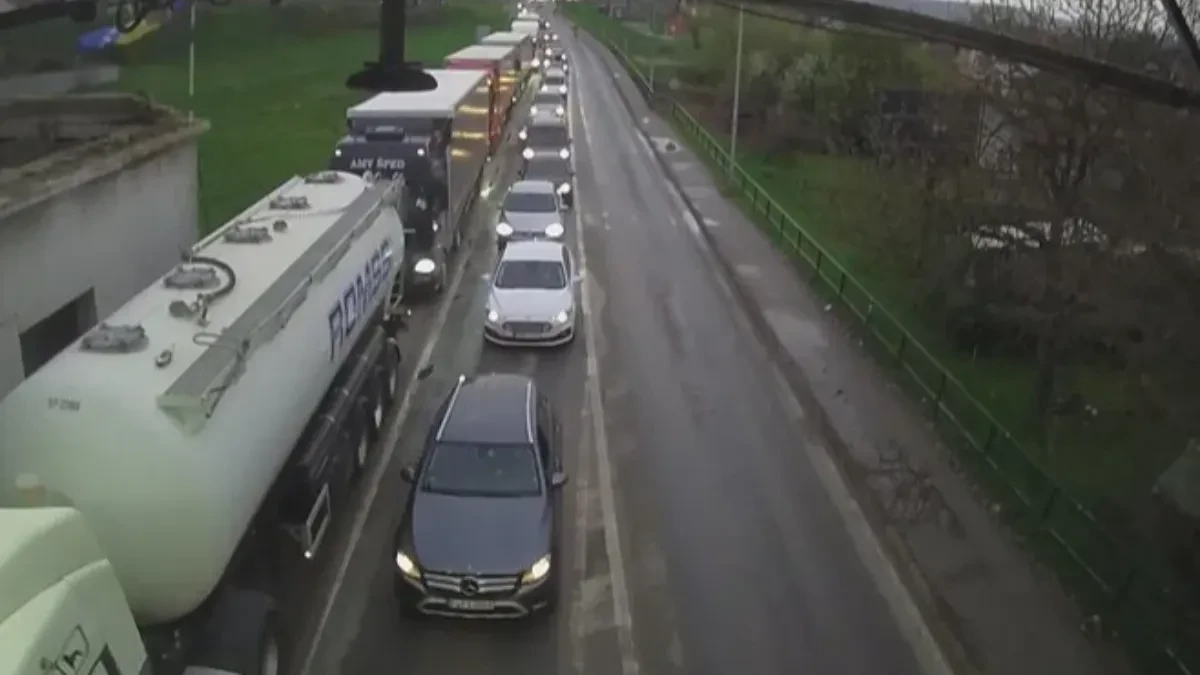 HAOS NA GRANICI SA SRBIJOM Ovi vozači čekaju i po 4 sata 