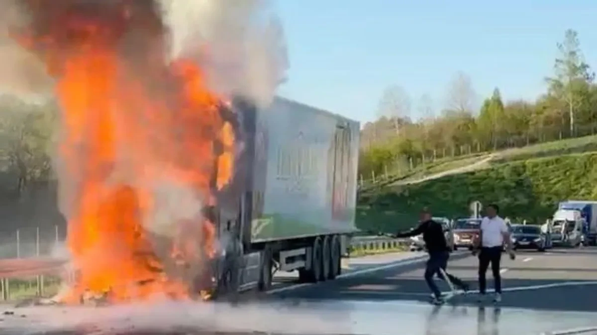 POŽAR NA AUTO-PUTU MILOŠ VELIKI Gori kamion, stvaraju se gužve (FOTO)