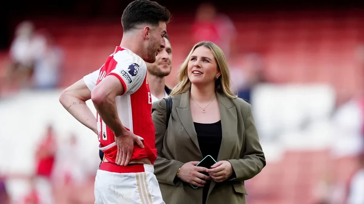 GROMADA Hejteri nisu uspeli da ugroze ljubav sjajnog veziste Arsenala Deklana Rajsa i njegove supruge Loren Frajer