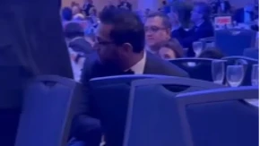 DA LI JE REALNO? Gledajte šta je radio prvi čovek FBI dok su odjekivali hici na Trampovoj večeri