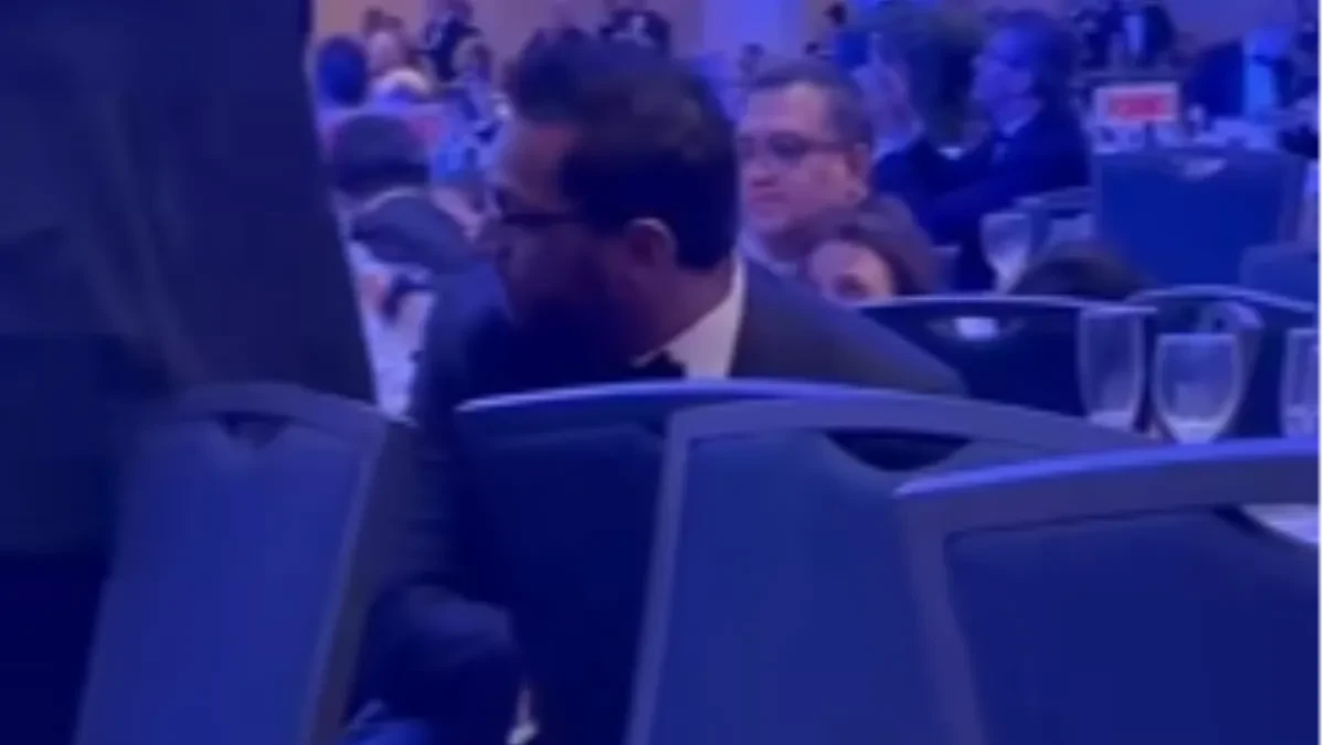 DA LI JE REALNO? Gledajte šta je radio prvi čovek FBI dok su odjekivali hici na Trampovoj večeri