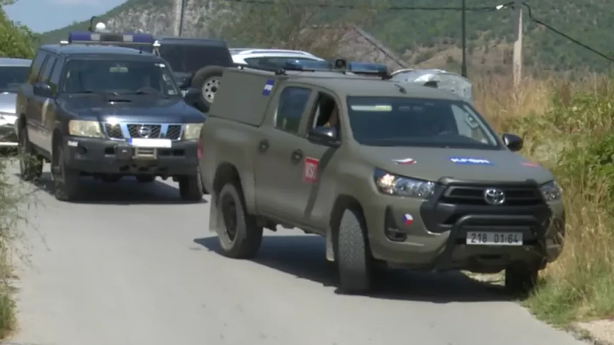 NOVO MALTRETIRANJE SRBA U KURTIJEVOJ REŽIJI Njegova lažna policija privela momka zbog majice