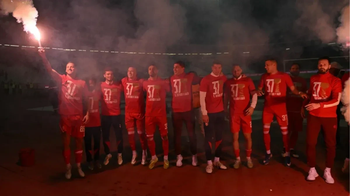 ARNAUTOVIĆ POVEO NAVIJANJE Bakljada fudbalera Crvene zvezde na proslavi nove titule